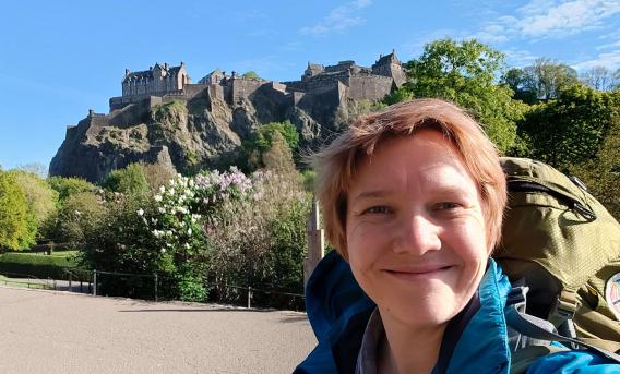 Samantha Witte in front of Edinburgh Castle