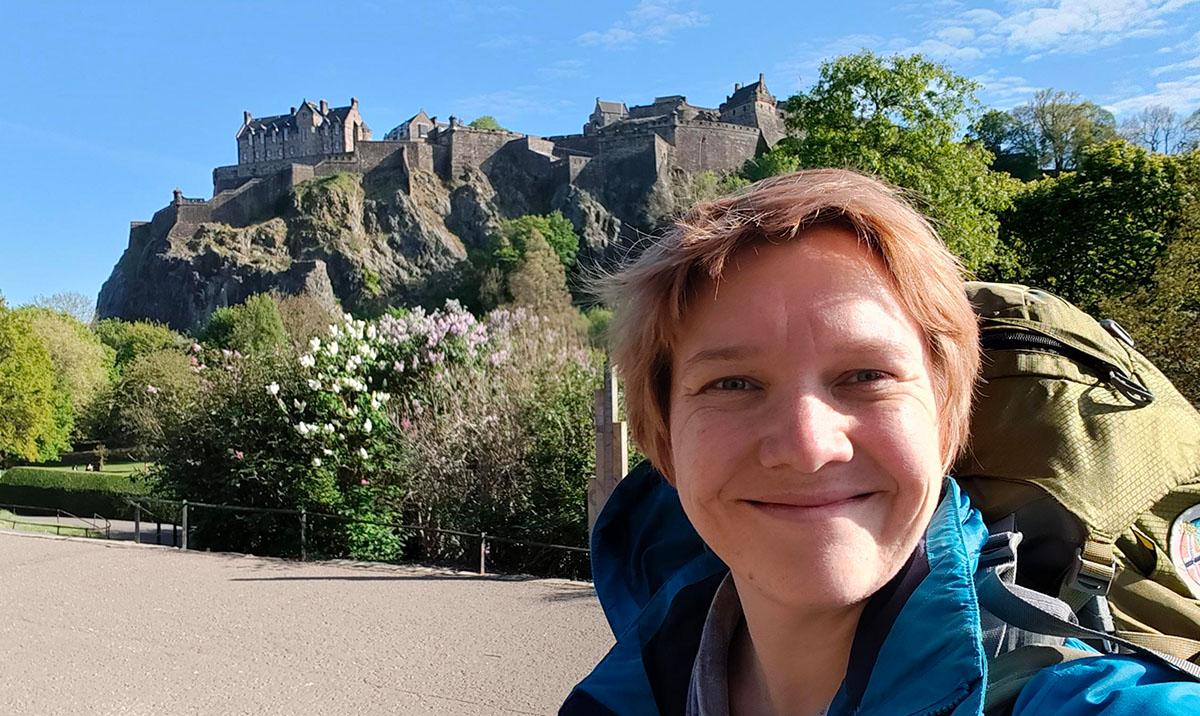 Samantha Witte in front of Edinburgh Castle