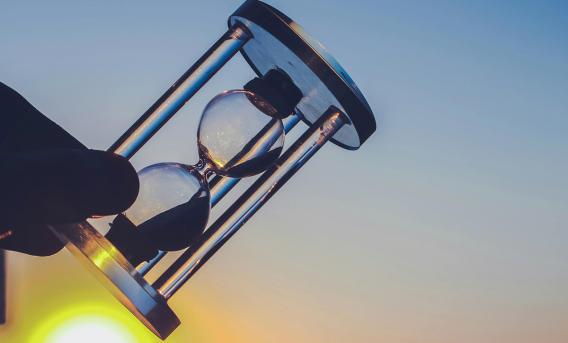 Hourglass silhouetted against sun. By Samer Daboul via Pexels.